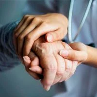 enfermera-sosteniendo-mano-anciana enfermera-sosteniendo-mano-anciana